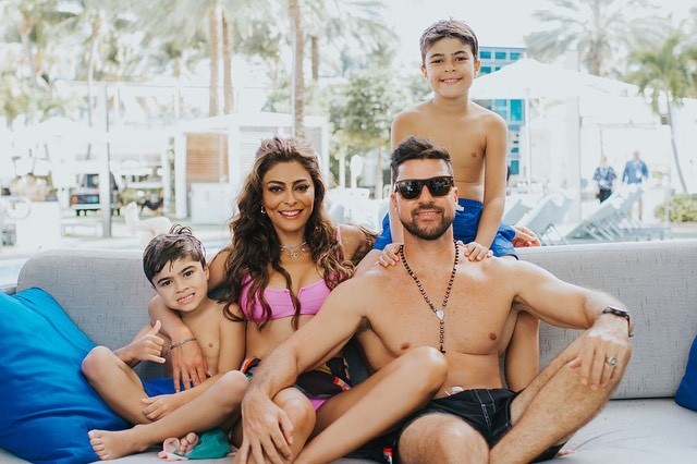 Juliana Paes com marido e filhos  (Foto: @fotografoinmiami)