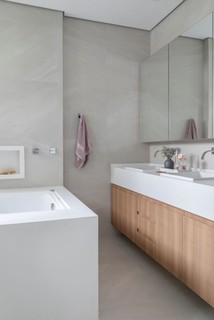 No banheiro master, projetado pelo escritório MSAD Arquitetura, o layout foi alterado da planta original, para poder receber uma nova banheira