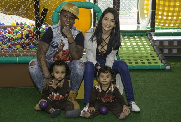 Pepê e a mulher, Thalyta Santos, com os filhos, João Gael e Enzo Fabiano (Foto: Cauê Garcia / CG1 Comunicação)