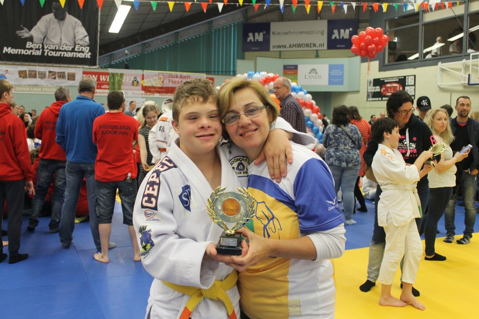 Valéria acompanhou o filho na viagem à Holanda e comemorou com ele a conquista do troféu — Foto: Valéria Domingues Moreira | Arquivo Pessoal