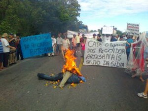 BR-101 foi interdita por cerca de 20 minutos, na manhã desta quinta (25) (Foto: Rodrigo Speck/RBS TV)