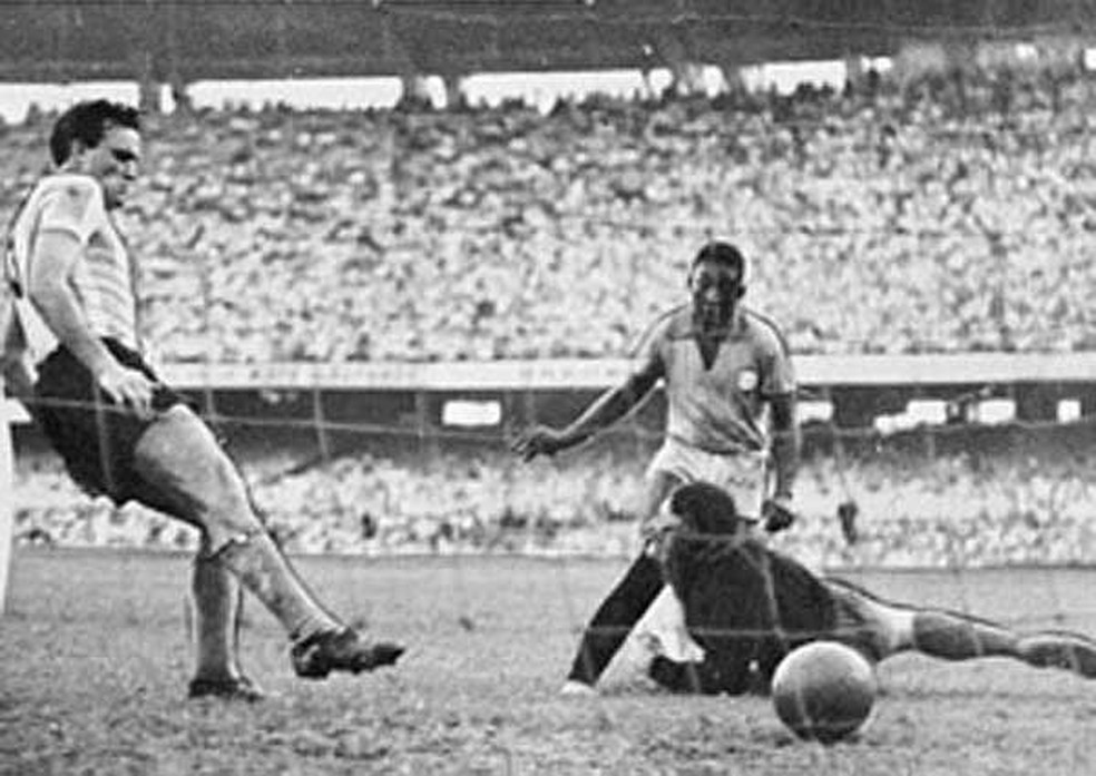 1957 - Pel e Carrizzo, primeiro gol pelo Brasil x Argentina  Foto: Divulgao