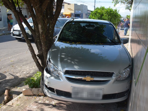 Carro parou entre muro e árvore de casa (Foto: Walter Paparazzo/G1)