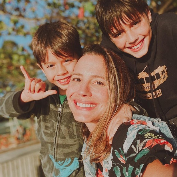 Juliana Knust e os filhos Mateus, de 11 anos, e Arthur, de 7 (Foto: Reprodução/Instagram)