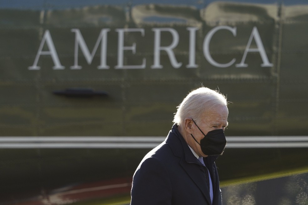 O presidente dos EUA, Joe Biden, caminha até o Salão Oval da Casa Branca, em Washington, em 20 de dezembro de 2021, após descer do Marine One — Foto: Patrick Semansky/AP