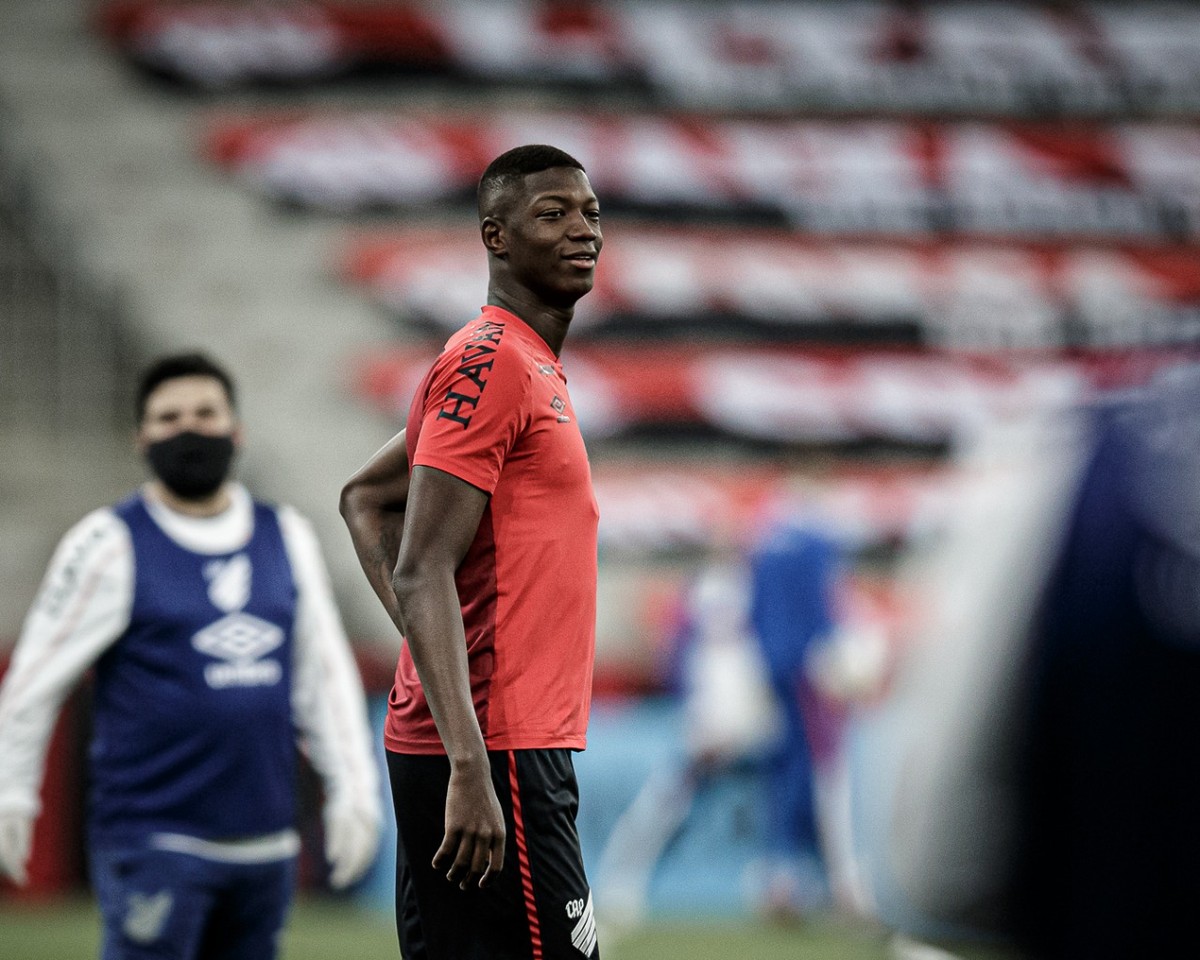 Matheus Babi Sofre Les o No Joelho E Desfalca O Athletico Na Sequ ncia 