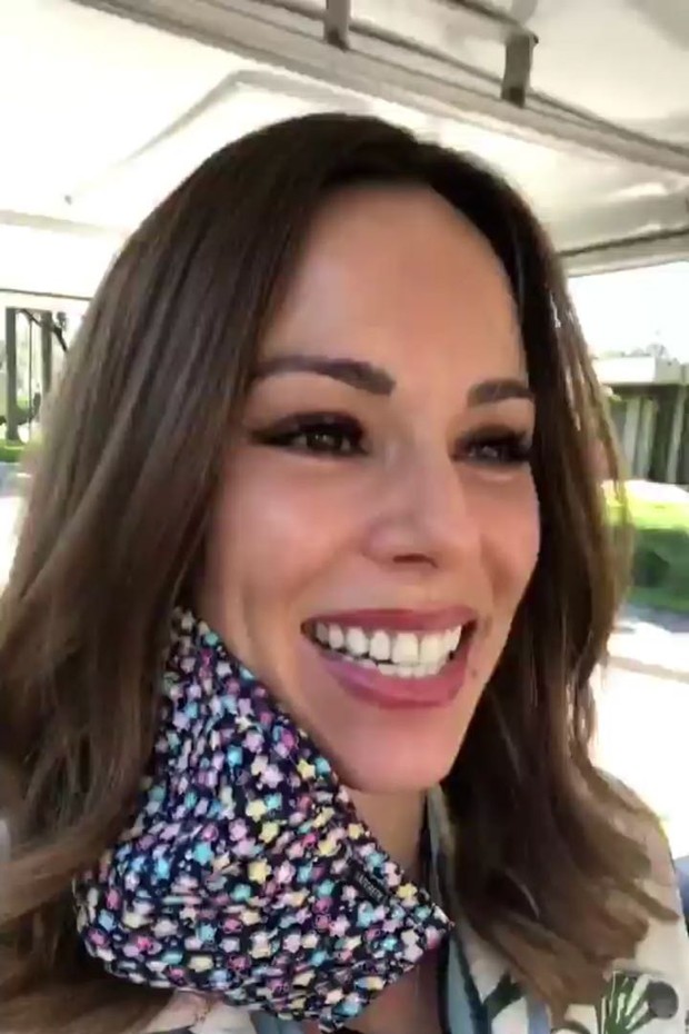 Com sorriso no rosto, Ana Furtado comemora a volta ao trabalho (Foto: Reprodução/Instagram)