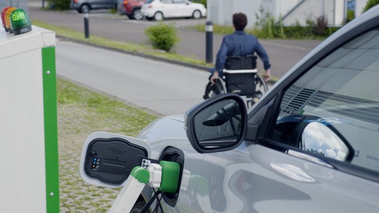 Ford cria estação de recarga para carro elétrico com robôs para ajudar pessoas com deficiência 