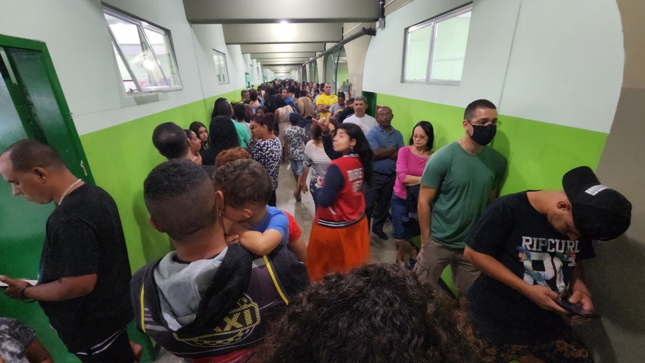 Eleitores na fila para votar: Procuradoria recebeu denúncias de assédio de diversos estados do país tanto em favor de Lula quanto de Bolsonaro