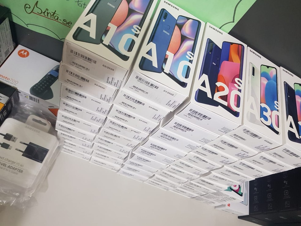 Vários celulares estavam na carga, roubada por quatro homens — Foto: Divulgação / Polícia Militar