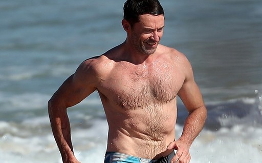 Aos 50, Hugh Jackman aproveita dia de sol na praia e ostenta boa forma 