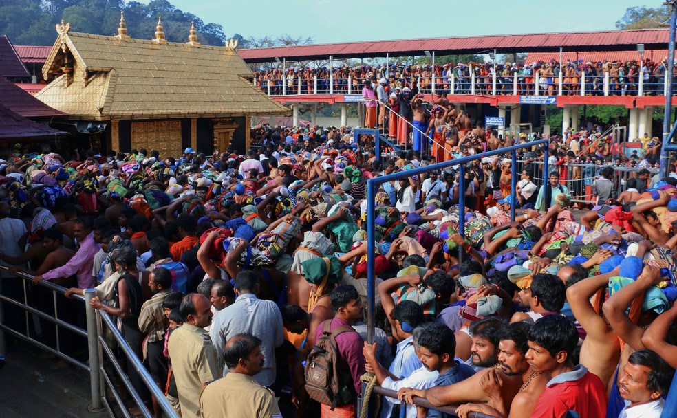 Hindus fazem filas para entrar em templo do deus Ayyappa, em Kerala, no sul da Índia, em imagem de arquivo  — Foto: Hareesh Kumar/ AP