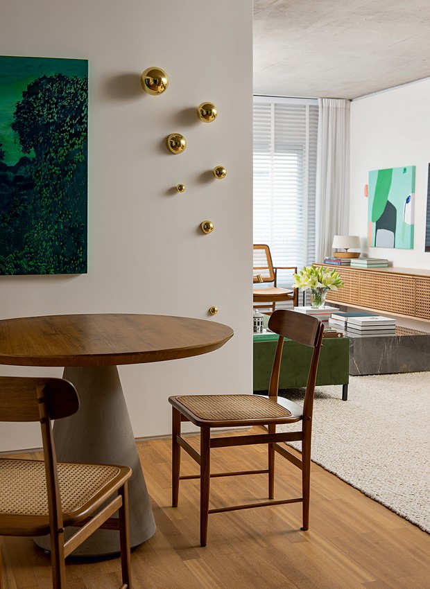 A mesa de jantar com cadeiras Lucio. Cortinas da Textura Casa e Manutenção e tapete da Bel Colore  (Foto: Salvador Cordaro / Divulgação)