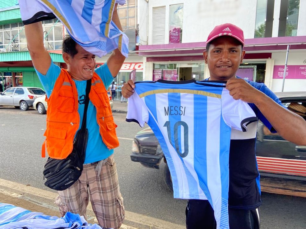 Pedro Miranda ao lado de outro ajudante na expectativa pela classificação da Argentina — Foto: Ivonisio Lacerda Júnior/ge