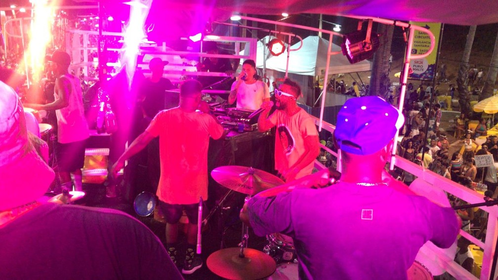 Banda Àttooxxá se apresenta no Furdunço, em Salvador — Foto: Alan Tiago Alves/G1