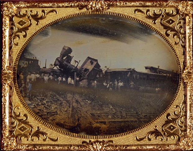 Esta é a primeira fotografia já feita registrando um acidente de trem. O acidente ocorreu na ferrovia Providence Worcester perto de Pawtucket, no estado americano de Rhode Island (Foto: George Eastman House/Google Art Project)