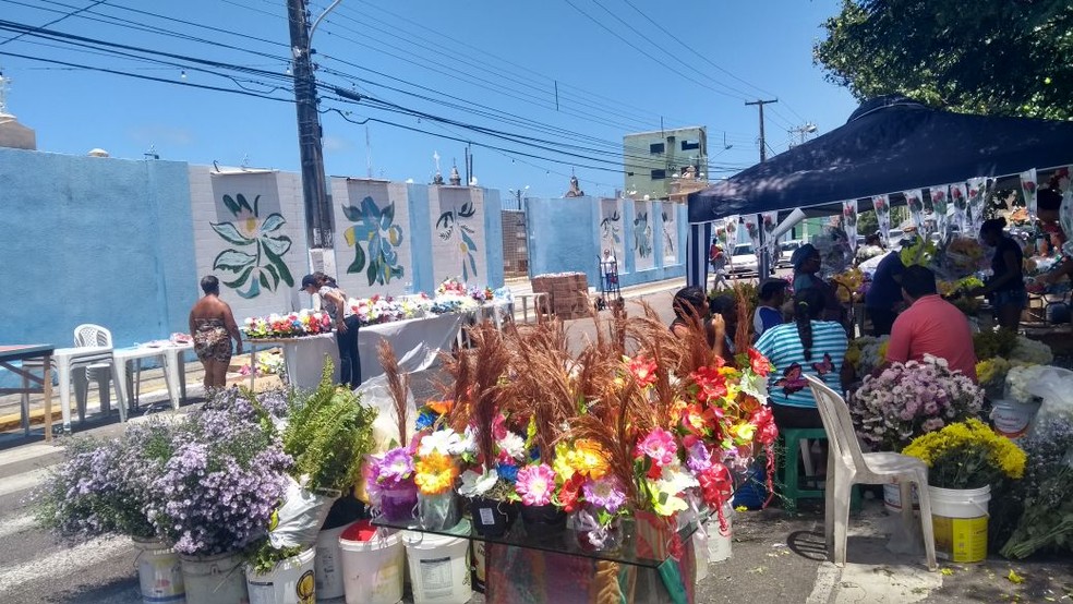 Vendedores ambulantes em frente ao cemitÃ©rio do Alecrim, em Natal  âÂ€Â” Foto: Lucas Cortez/G1