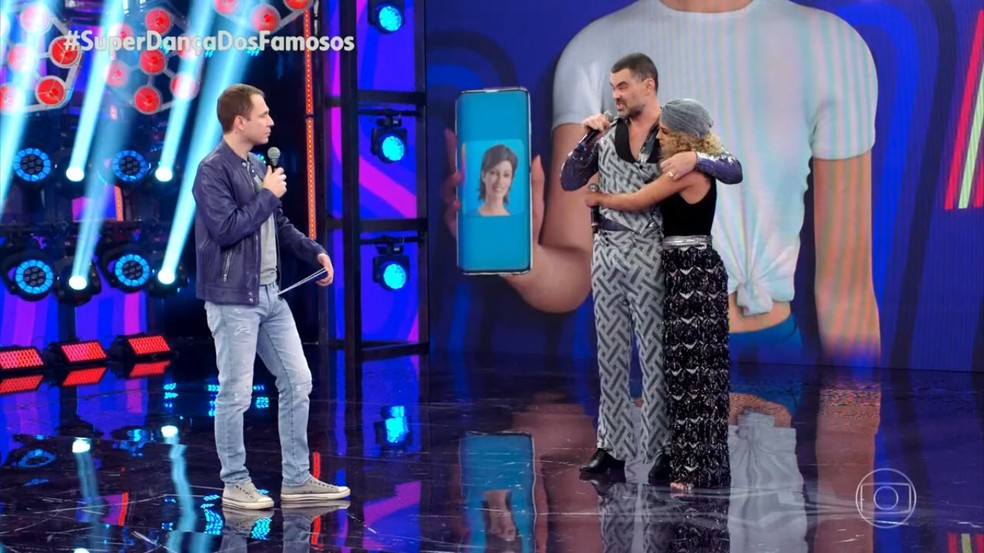 Carmo Dalla Vecchia recebe um abraço da bailarina Bruna Santos no 'Super Dança dos Famosos' — Foto: Reprodução/TV Globo