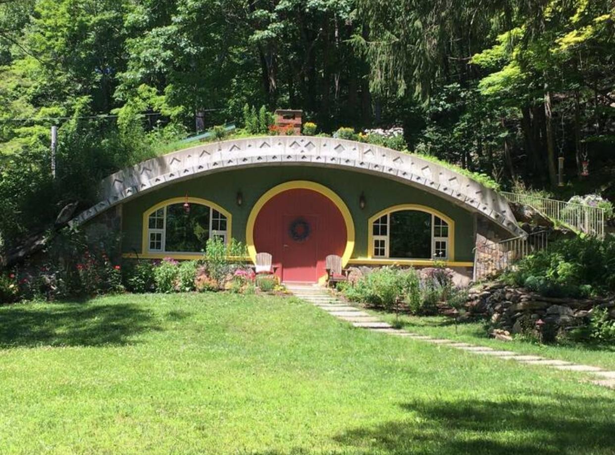 A casa foi inspirada em um dos cenários principais dos filmes da saga Senhor dos Anéis e O Hobbit (Foto: Weird Homes That Just Need To Be Shared / Facebook / Reprodução)