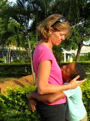 A servidora pública francesa Catherine Battuz e o filho Fernando, adotado em Brasília (Foto: Raquel Morais/G1)
