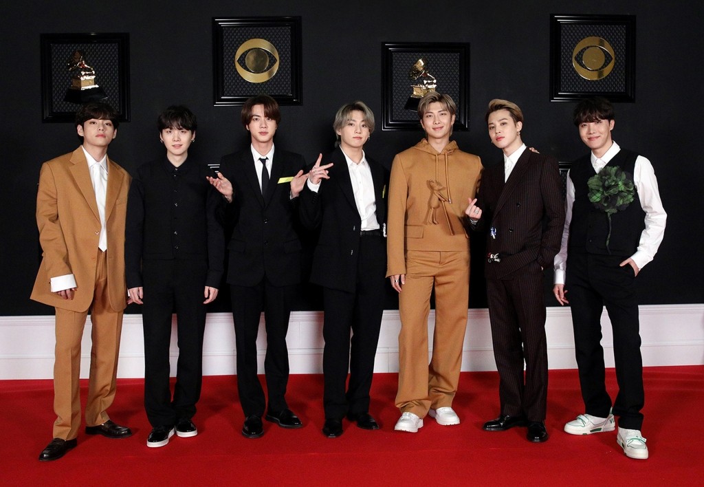 Os ternos personalizados da Louis Vuitton foram usados pelos membros do grupo de k-pop BTS no Grammy Awards deste ano (Foto: Reprodução)