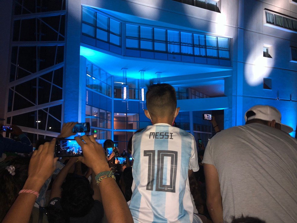 Menino espera ver a seleção da Argentina na frente do hotel — Foto: Raphael Zarko