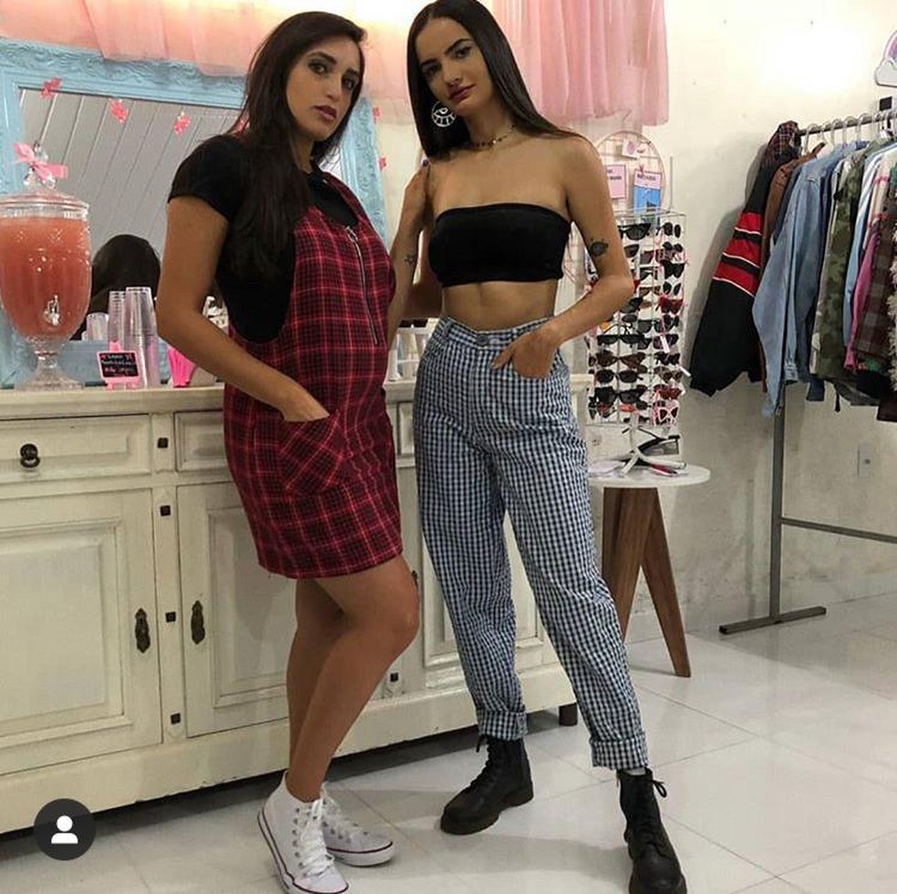 Luciana e Lorena Castro são irmãs e abriram um brechó, no DF; elas trabalham com o consumo consciente — Foto: Luana Eveline/ Divulgação