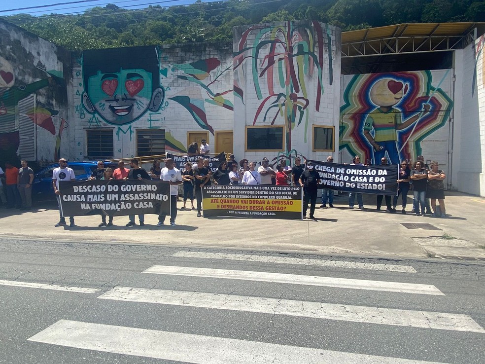 Servidores protestam por segurança após morte de funcionário da Fundação Casa em Guarujá, SP — Foto: Marcela Pierotti/ g1