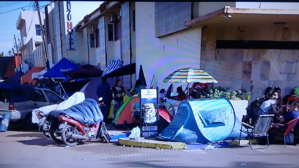 brasileiros fazem fila para tentar vaga em faculdade de medicina em cidade paraguaia vizinha a ms mato grosso do sul g1