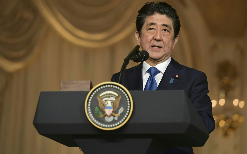 O primeiro-ministro do Japão, Shinzo Abe, durante entrevista coletiva em Mar-a-Lago, em Palm Beach, na Flórida, na quinta-feira (18) (Foto: Mandel Ngan/AFP)