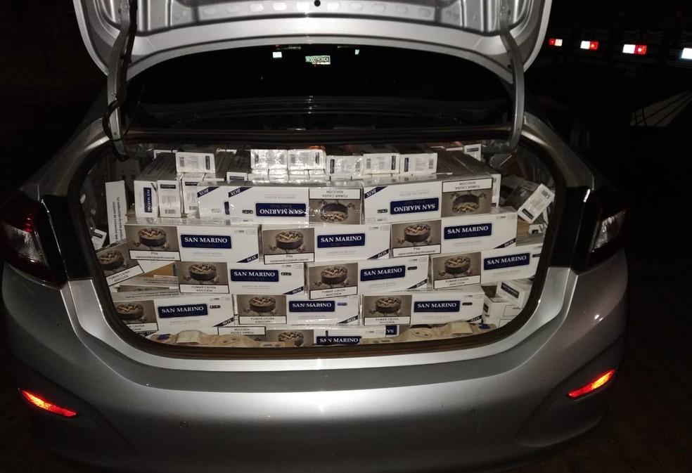 Cigarros contrabandeados estavam em veÃ­culo furtado â€” Foto: PM/DivulgaÃ§Ã£o