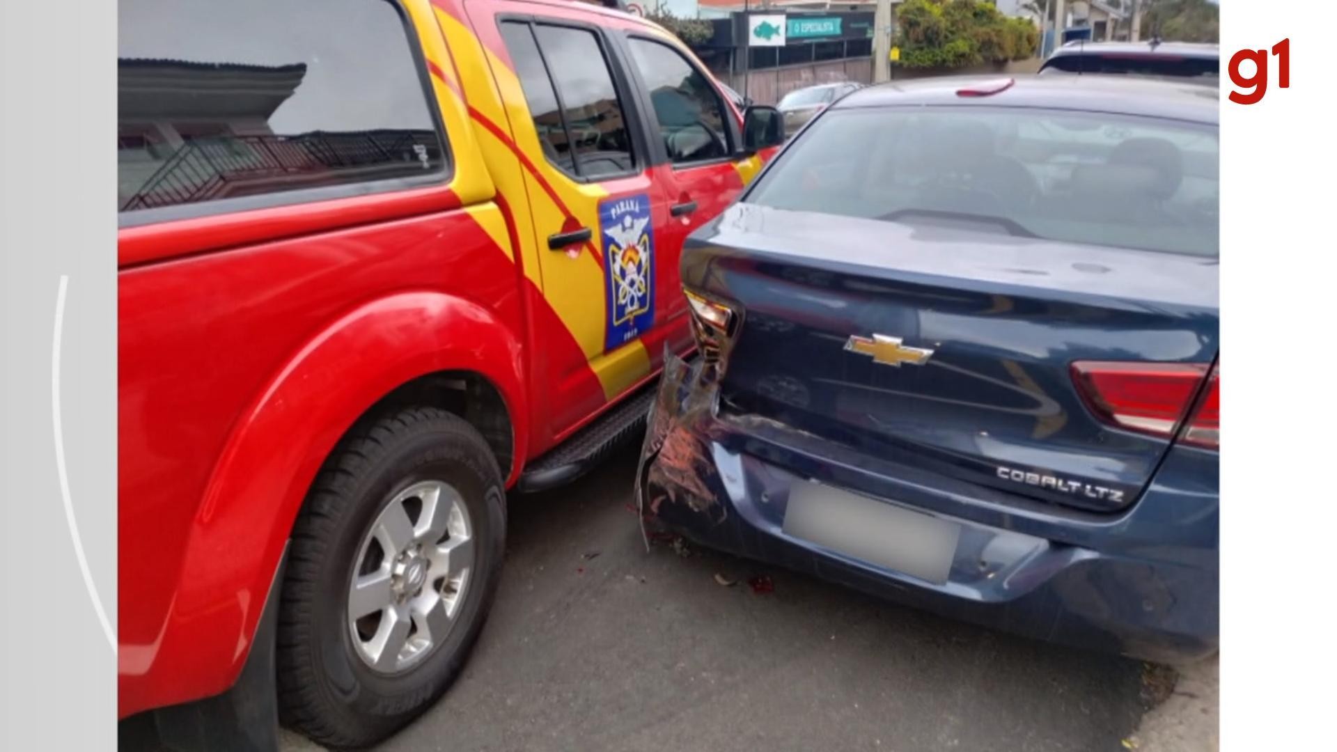 VÍDEO: Viatura dos bombeiros bate em três veículos estacionados em Ponta Grossa