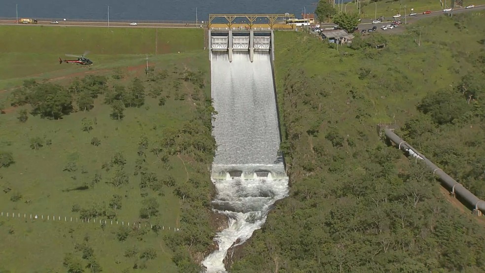 Comportas da barragem do Paranoá, no DF, são abertas — Foto: TV Globo/Reprodução
