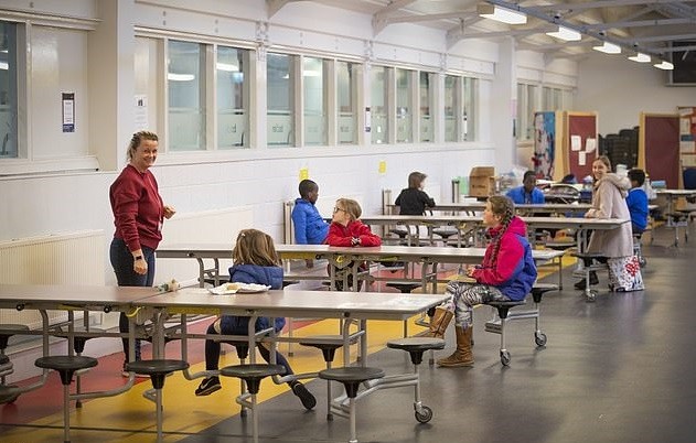 As medidas de distanciamento social já estão em vigor na Escola Drummond, em Edimburgo (Foto: Divulgação )
