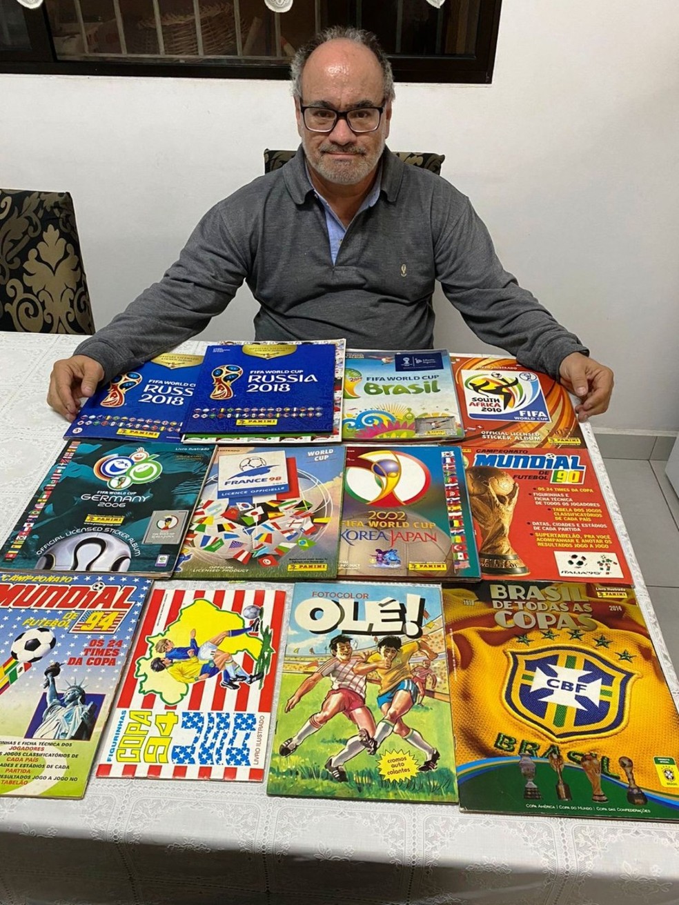 Morador do litoral de São Paulo coleciona álbuns da Copa do Mundo desde 1974 — Foto: Arquivo Pessoal