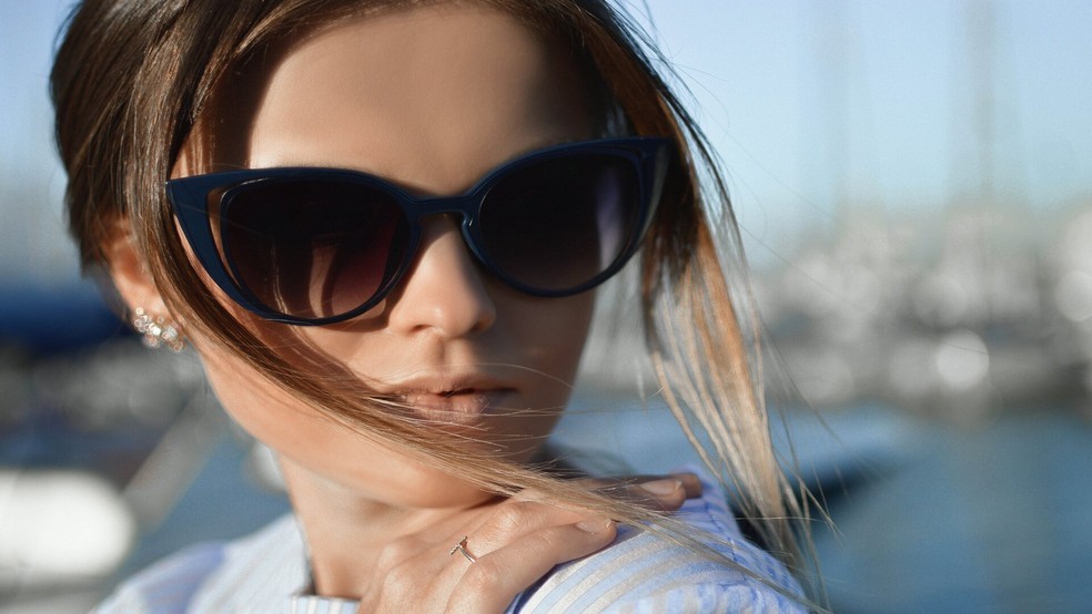 Além de ser um acessório de moda, os óculos escuros ajudam a proteger os olhos em dias mais claros (Foto:  Divulgação/Unsplash (Tamara Bellis))