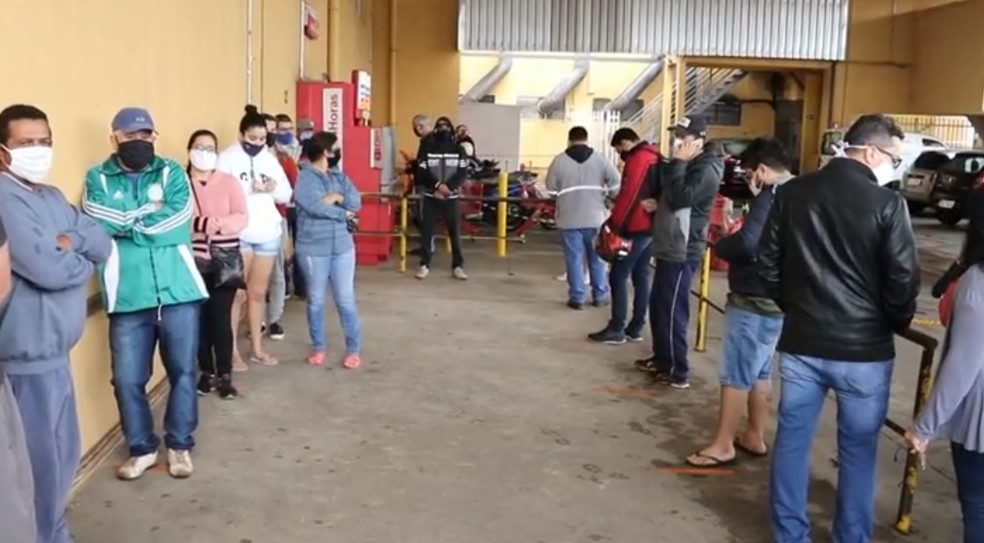Redu&ccedil;&atilde;o de hor&aacute;rio causou filas em supermercados de Araras (SP) &mdash; Foto: Reprodu&ccedil;&atilde;o EPTV