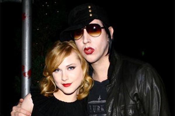 Evan Rachel Wood tinha apenas 19 anos quando começou a namorar Marilyn Manson, 17 anos mais velho e ainda casado com Dita Von Teese na época. Após uma breve separação, o casal se afastou mesmo em 2010. (Foto: Getty Images)