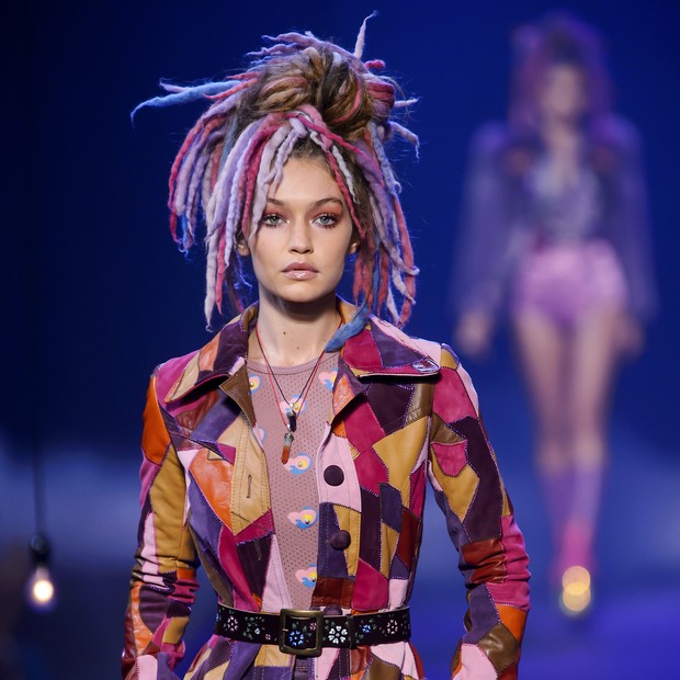 Gigi Hadid desfila coleção de primavera de Marc Jacobs: estilista foi acusado de apropriação cultural (Foto: ImaxTree)