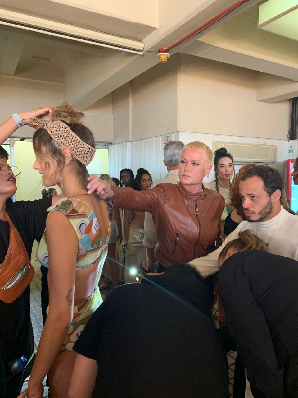 Xuxa ajuda na finalização do look de Sasha Meneghel (Foto: Divulgação)