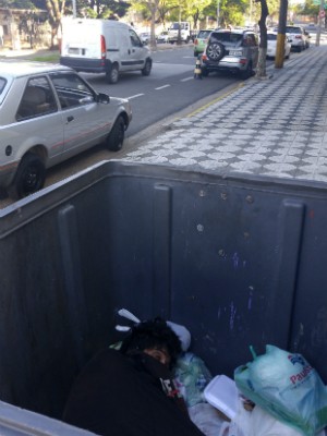 Homem vive há três anos dentro de container de lixo (Foto: Jomar Bellini / G1)