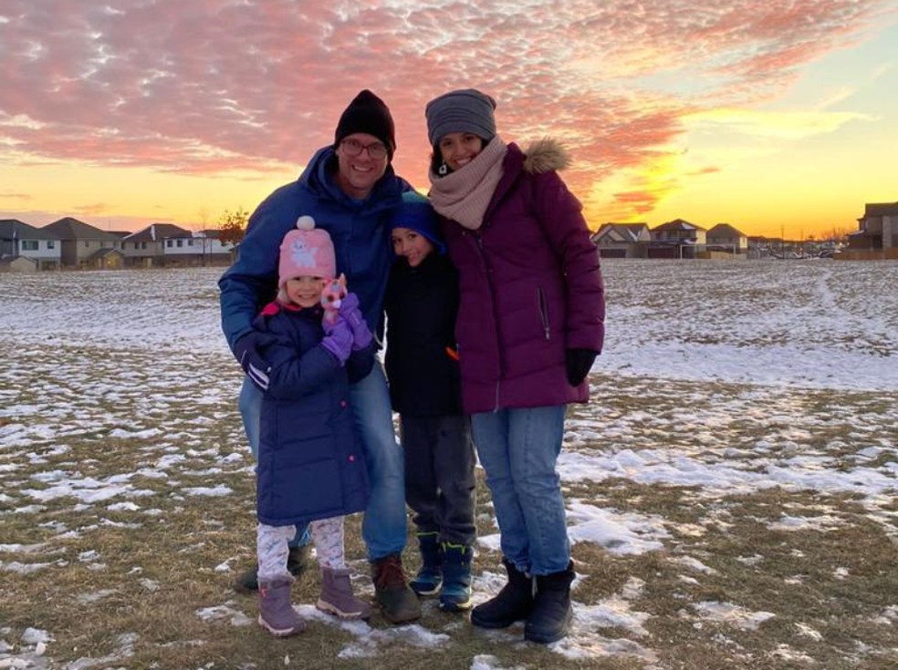 Luiz, Carol e os dois filhos tiveram muita dificuldade para enfrentar o primeiro inverno canadense da família; — Foto: Arquivo Pessoal