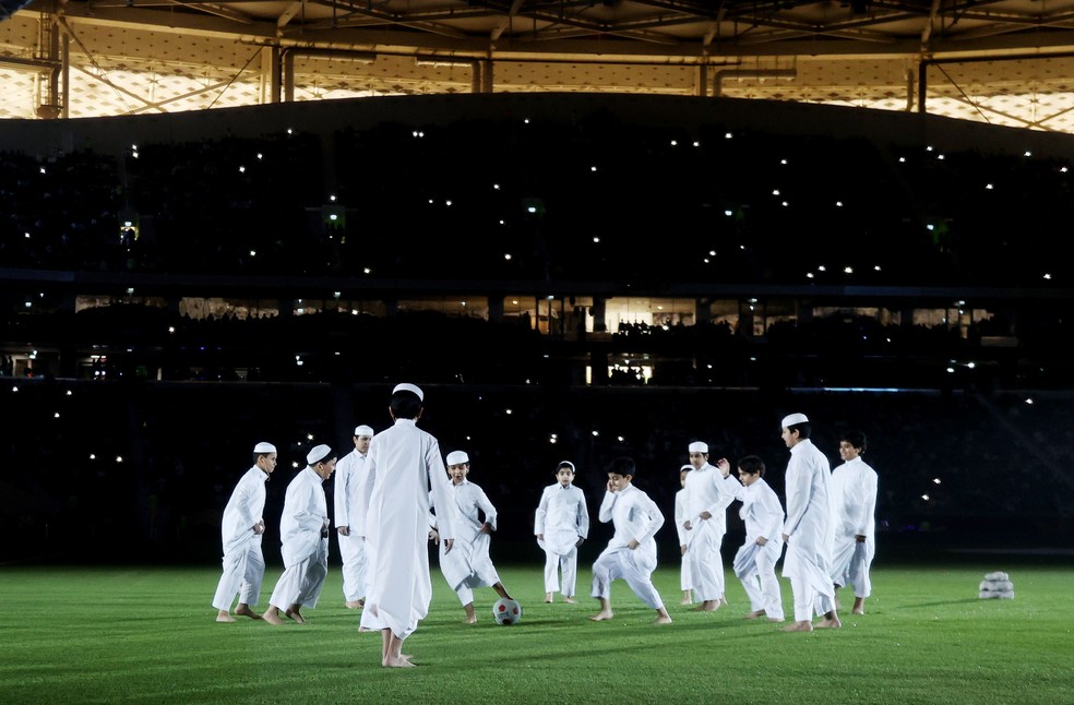 Meninos brincam em campo em cerimônia de inauguração do estádio — Foto: Reuters