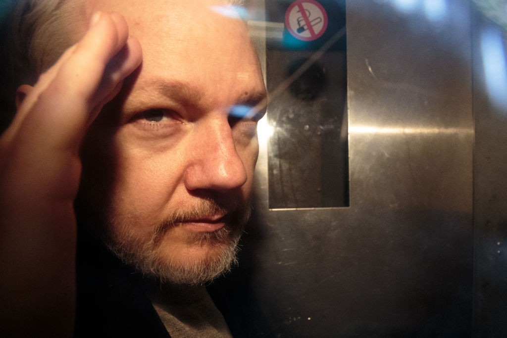 LONDON, ENGLAND - MAY 01: Wikileaks Founder Julian Assange leaves Southwark Crown Court in a security van after being sentenced on May 1, 2019 in London, England. Wikileaks Founder Julian Assange, 47, was sentenced to 50 weeks in prison for breaching his  (Foto: Getty Images)