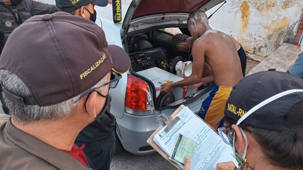 Fiscaliza&ccedil;&atilde;o apreende pared&atilde;o de som em Nova Descoberta, em Natal &mdash; Foto: Cedida