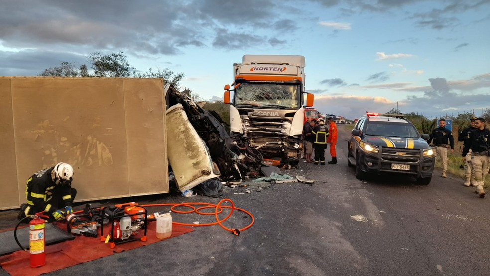 Cabine do caminhão ficou completamente destruída — Foto: Corpo de Bombeiros