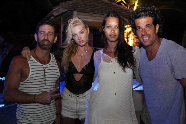 Pernas de fora e transparência! Elsa Hosk e Lais Ribeiro curtem balada