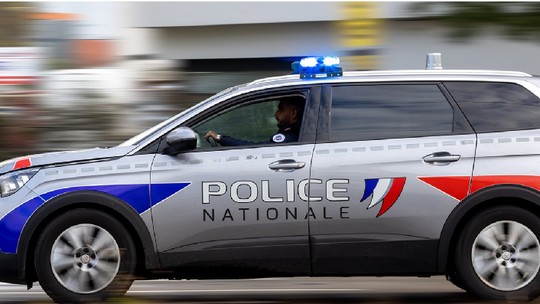 Mulher arranca parte da língua de suspeito de agressão sexual e a leva para polícia na França; homem é preso