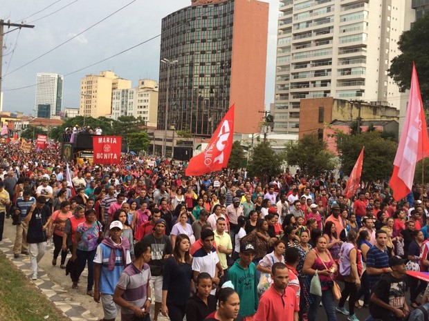 Manifestantes caminham em direção à casa de Michel Temer, em São Paulo (Foto: Gabriela Gonçalves/G1)