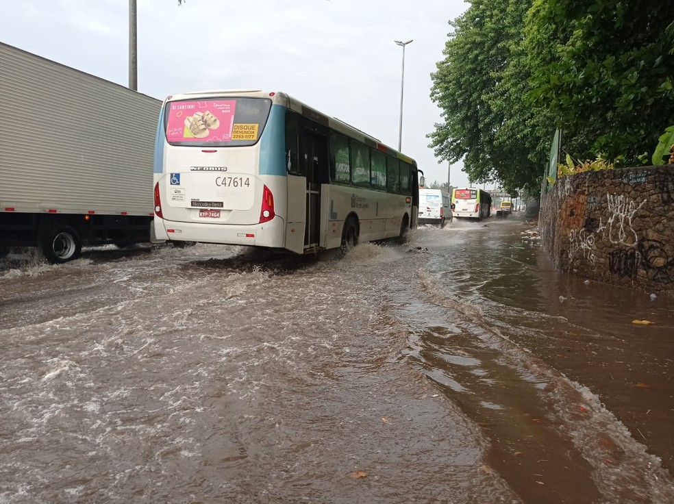 Ponto de alagamento na Avenida Brasil— Foto: Gabriel Barreira/G1 